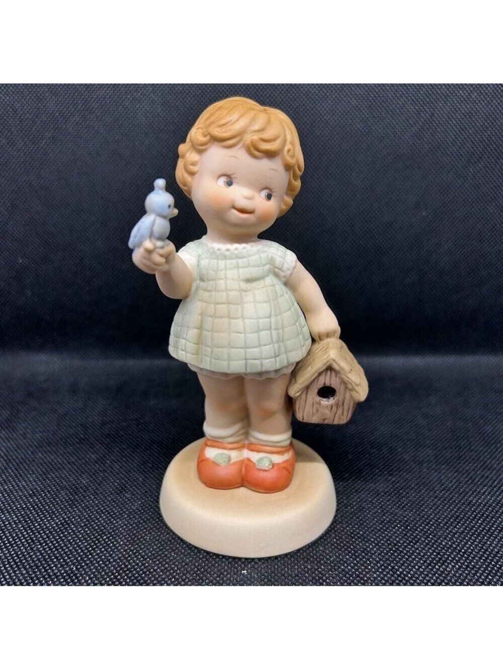 Memories of Yesterday "Welcome to your new home" Member's only figurine